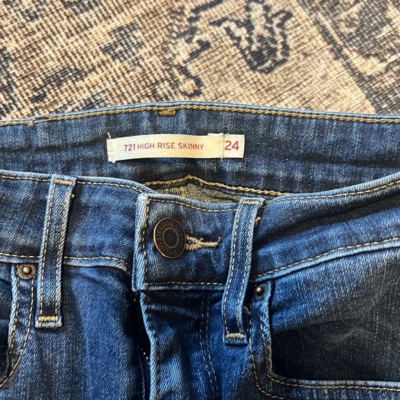 Levi’s 721 dark wash high rise skinny Jean - Picture 4 of 4